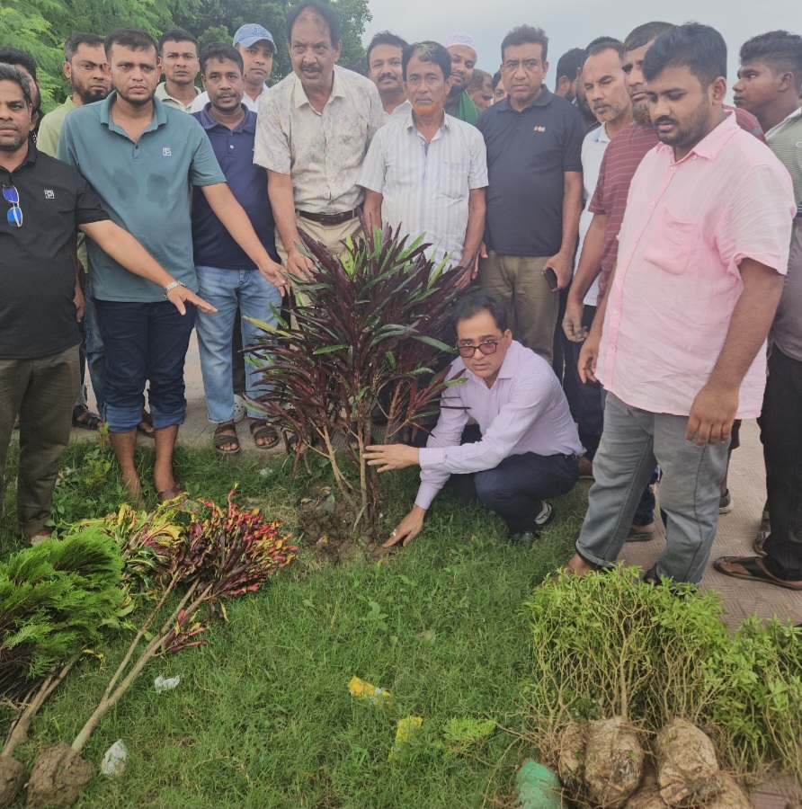 প্রধানমন্ত্রীর ঘোষনা দেশে ৫ বছরে ২৫ কোটি গাছ লাগানোর লক্ষ্যে বেনাপোলে বৃক্ষরোপণ কর্মসূচি চলমান ।