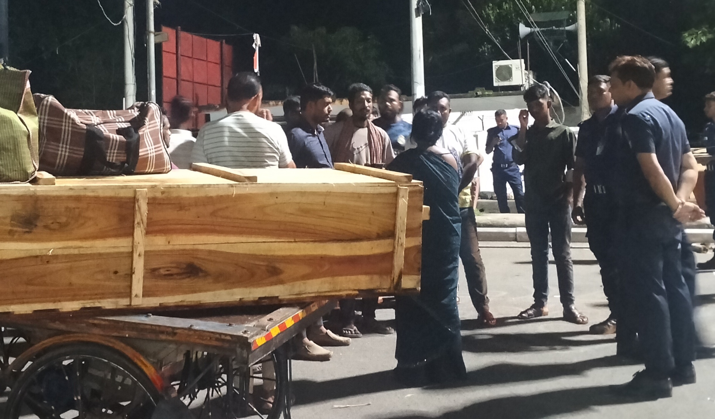 দূতাবাসের ছাড়পত্র নিয়ে দেশে ফিরলো বেনাপোল মৃত্যু বরনকারী ভারতীয় পাসপোর্ট যাত্রীর মরদেহ।