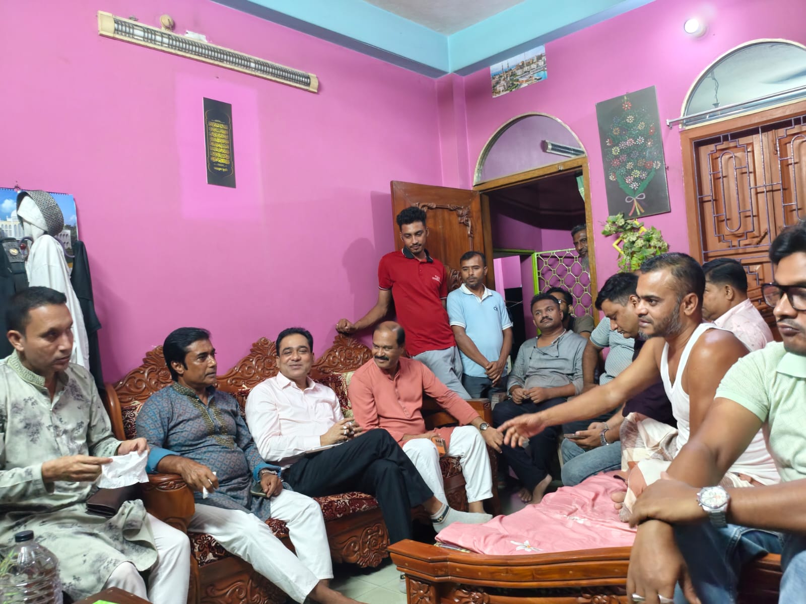 বেনাপোল চেকপোস্ট বন্দর ব্যবসায়ী কমিটির সাধারণ সম্পাদক নজরুল ইসলাম ডেঙ্গু আক্রান্ত তাকে দেখতে যান পৌর বিএনপি নেতৃবৃন্দ।